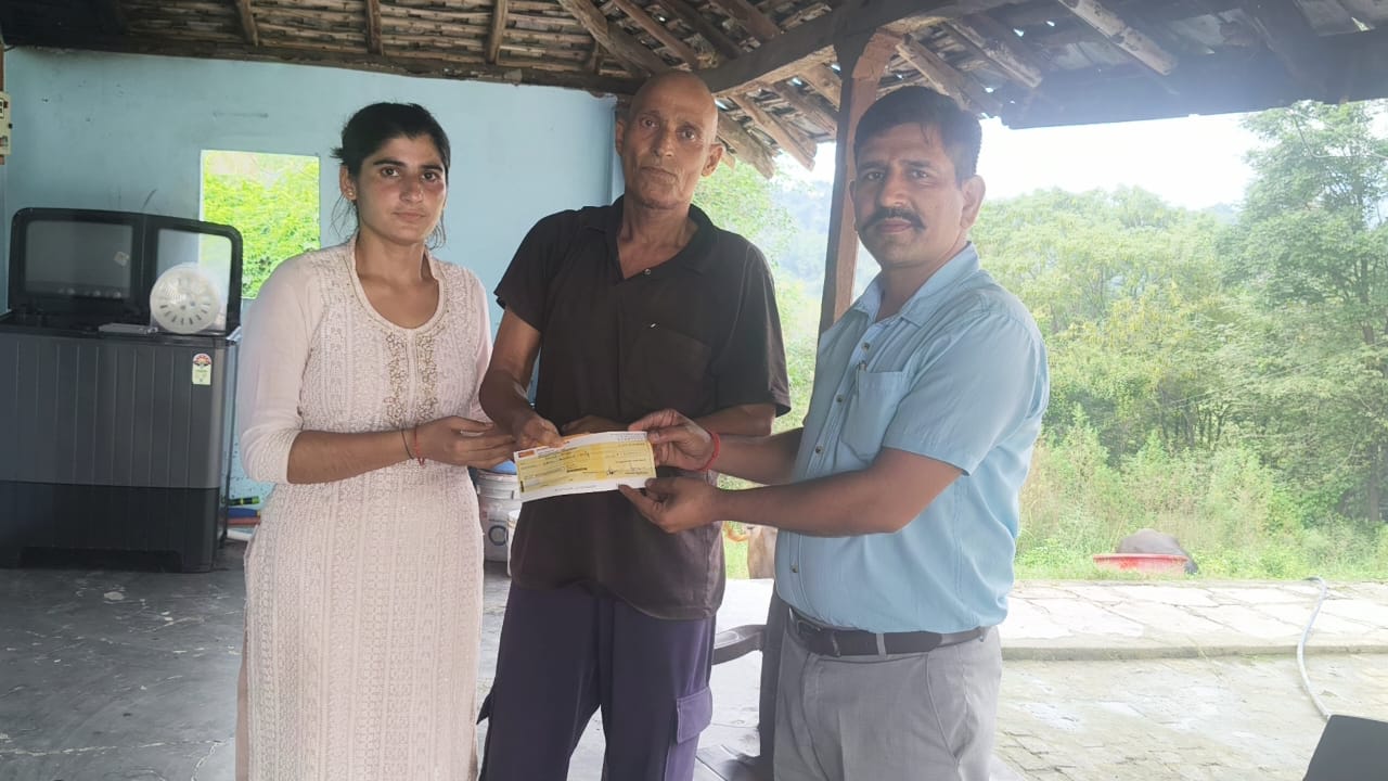 Sanatan Seva Samiti Bhalat provided financial assistance to the poor family of Chowki Minar.